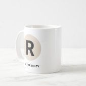 モダンイニシャルマグ「R is for [名前]」デザイン コーヒーマグカップ (正面左)