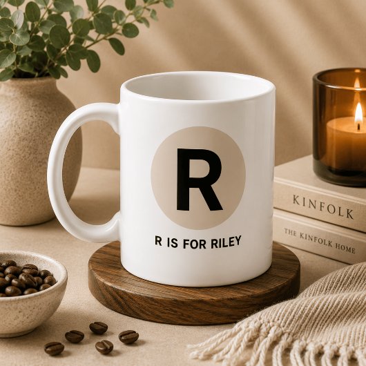 モダンイニシャルマグ「R is for [名前]」デザイン コーヒーマグカップ