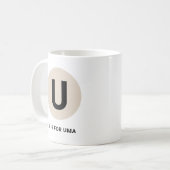 モダンイニシャルマグ – “U is for [名前]” デザイン コーヒーマグカップ (正面左)