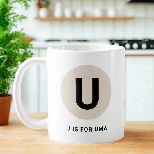 モダンイニシャルマグ – “U is for [名前]” デザイン コーヒーマグカップ