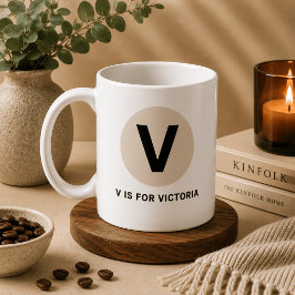 モダンイニシャルマグ – 「V is for [名前]」デザイン コーヒーマグカップ