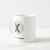 モダンイニシャルマグ – 「Xは[名前]の略」デザイン コーヒーマグカップ (正面左)