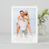 モダンウェディングのミニマルなエンゲージメントカリグラフィー 箔招待状 (立ち正面)