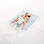 モダンウェディングのミニマルなエンゲージメントカリグラフィー 箔招待状 (回転した状態)