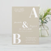 モダンエレガントなタウペイニシャル結婚式招待状 招待状 (スタンド正面)