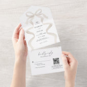 モダンエレガントアイボリーベージュボウモノグラム結婚ズ オールインワン招待状 (貼ってはがせる)