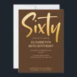 モダンエレガントシンプルBrown 60th Birthday Party 招待状<br><div class="desc">新しい60THモダンバースデーパーティーの招待エレガント、金ゴールド色の手書きタイポグラフィ文字"60歳"の背景のメイブピンク色。おカスタマイズ客様のパーティー情報を追加して、このテンプレートカード。</div>