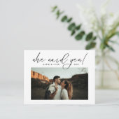 モダンエレガントスクリプト 彼女はイエスと言った フォト 案内ポストカード (スタンド正面)