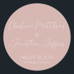 モダンエレガントダスティピ結婚ンク ラウンドシール<br><div class="desc">白いモダン文字とエレガントこのイベントまたは結婚のステッカーはシンプルほこりっぽいピンク色の背景を特徴とする。カップルの名前はスクリプトフォントに印刷される。日付結婚と場所は以下に記載する。</div>