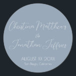 モダンエレガントダスティ・ブルー結婚ズ ラウンドシール<br><div class="desc">白いモダン文字とエレガントこのイベントまたは結婚のステッカーはシンプルほこりっぽい青い背景を特徴とする。カップルの名前はスクリプトフォントに印刷される。日付結婚と場所は以下に記載する。</div>