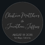 モダンエレガントブラック結婚ズ ラウンドシール<br><div class="desc">白いモダン文字のエレガント付いた黒い背景を持つシンプルイベントやステッカー。カップルの名前はスクリプトフォントに印刷される。日付結婚と場所は以下に記載する。</div>