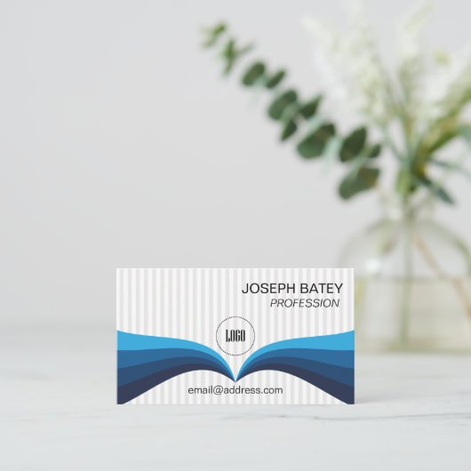 モダンエレガントプロフェッショナルブルーウェーブQRコード 名刺 (スタンド正面)