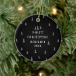 モダンエレガントベビー初めてのクリスマスベビーセラミックo セラミックオーナメント<br><div class="desc">ベビーの初めてのクリスマス休日デザイン。ベビーの名前の写真や他の詳細のための宇宙と手で描かれたクリスマスツリーパターンの後ろに。モダンミニマル北欧のデザイン</div>