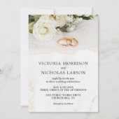 モダンエレガントリングや輪とバラ結婚式招待状 招待状 (正面)