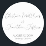 モダンエレガント白結婚の ラウンドシール<br><div class="desc">このモダンとエレガントイベントまたは結婚のシールは、黒い文字とシンプルの白い背景を備えている。カップルの名前はスクリプトフォントに印刷される。日付結婚と場所は以下に記載する。</div>