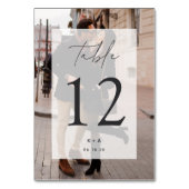 モダンエレガント結婚写真のイニシャルと日付 テーブルナンバー (正面)