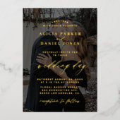 モダンエレガント金ゴールドオーバーレイ結婚写真ブラック 箔招待状 (正面)