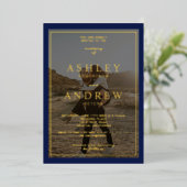 モダンエレガント金ゴールドネイビー青結婚写真 箔招待状 (立ち正面)