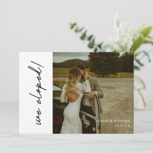 モダンエレガント スクリプト 2枚写真 ウェディング '私たちは駆け落ちしました' 案内状 (スタンド正面)