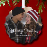 モダンエレガントChristmas White Script Photo Gift オーナメントカード<br><div class="desc">お二人エレガントや家族の写真の上に美しい白いキュラシブタイポグラフィとメリークリスマスの写真オーナメント。このモダン休日の写真の贈り物は豪華なスクリプトとフルブリード写真の上にあなたの名前を白で特色。背面の2番目の写真でパーソナライズ。</div>