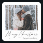 モダンエレガントMerry Christmasカスタム Photo スクエアシール<br><div class="desc">お二人や家族の写真にスタイリッシュは書き物の台本やシンプルタイポグラフィ、宇宙を備えお気に入りの、このカスタマイズ可能なシールは、ギフトラップや封筒などのシールに最適である。あなたの休日の雰囲気に合わせて自分のデザインを作成し、このトレンディーと追加のクリスマスエレガントお祝いで喜びを広げる！</div>