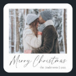 モダンエレガントMerry Christmasカスタム Photo スクエアシール<br><div class="desc">お二人や家族の写真にスタイリッシュは書き物の台本やシンプルタイポグラフィ、宇宙を備えお気に入りの、このカスタマイズ可能なシールは、ギフトラップや封筒などのシールに最適である。あなたの休日の雰囲気に合わせて自分のデザインを作成し、このトレンディーと追加のクリスマスエレガントお祝いで喜びを広げる！</div>