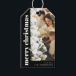 モダンエレガントMerry Christmas Family写真 ギフトタグ<br><div class="desc">あなたの贈り物与えを高めスタイリッシュる白黒のギフトラベルあなたの宇宙写真を特集カスタムする。ミニマルなエレガンスとモダンタイポグラフィで設計されたこのラベルは、あなたのプレゼントに個人的なtouchを追加する。トレンディーや明るい雰囲気を作り出すのに最適メリーで、愛する人が憧れる仕上げtouchのために自分のメッセージでユニーク自分のメッセージをパーソナライズするだけ！</div>