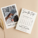 モダンエレガントPhoto Calendar白結婚のシンプル セーブザデート<br><div class="desc">エレガント写真モダンカレンダー白結婚のシンプル日付の保存。各情報を置き換えて簡単にパーソナライズする。縦型/ポートレート写真をアップロード。円をさらにクリック移カスタマイズ動する。カートに追加する前にプレビューを確認する。（写真：Mikhail Nilov撮影：Pexelsより）</div>