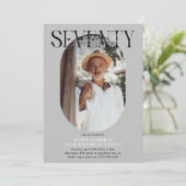 モダンオーバルフォト＆サイン70歳の誕生日 招待状 (スタンド正面)