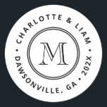 モダンカスタムネームデートモノグラムウェディング ラウンドシール<br><div class="desc">このカスタマイズ可能な丸型ステッカーで、あなたのウェディングステーショナリーとサンキューレターをグレードアップ。 カップルのイニシャルとウェディングデートのモノグラムを特徴とするモダンでミニマルなデザインは、時代を超えた優雅さを添えます。</div>