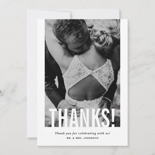 モダンカットアウトオーバーレイ縦写真ウェディング サンキューカード (正面)