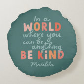 モダンカラフルはっきりしたタイポグラフィは親切先生 ラウンドクッション (裏面)