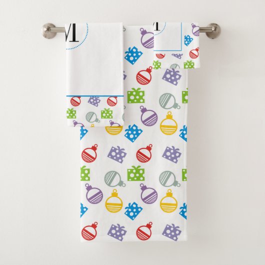 モダンカラフルクリスマスボール&ギフトのモノグラム バスタオルセット (インサイチュ)