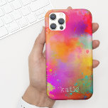 モダンカラフル色彩の鮮やか名を付けた水彩画 iPhone 15ケース<br><div class="desc">このおもしろい電話ケースは色彩の鮮やか、マゼンダン、オレンジ、イエロー、グリーンのカラフルの背景をセリフフォントでモダン表示。目立つデザインが欲しい人にはモダンぴったりだ。このデザインにカスタマイズ名前を追加。また、トゥイーンや誰にとっても素晴らしい誕生日や10代の休日の贈り物を作る！</div>