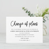 モダンカリグラフィーの計画変更 ウェディングアップデート 招待状 (スタンド正面)