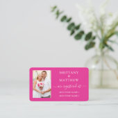 モダンカリグラフィー フォト ウェディング レジストリー ホットピンク エンクロージャーカード (スタンド正面)