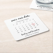 モダンカレンダーの赤いハートの結婚式のSave the Date スクエアペーパーコースター (アングル)