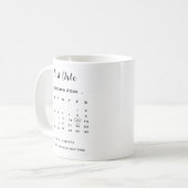 モダンカレンダ結婚ーの最初の日付 コーヒーマグカップ (正面左)