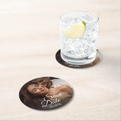 モダンクラシック写真エレガントな結婚式の日付を保存 ラウンドペーパーコースター (インサイチュ)