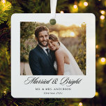モダンクラシック結婚したと明結婚るい写真 メタルオーナメント<br><div class="desc">クラシックカスタムスタイル書と新婚の写真と名前と年の写真を取り入れたデザインの写真オーナメントでパーソナライズされたす結婚。写真のデザインは写真のデザインを施した写真ので構成されている。</div>