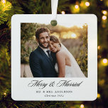 モダンクラシック結婚したメリーと結婚の写真 メタルオーナメント<br><div class="desc">クラシックカスタムスタイル書と新婚の写真と名前と年の写真を取り入れたデザインの写真オーナメントでパーソナライズされたす結婚。写真のデザインは写真のデザインを施した写真ので構成されている。</div>