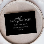 モダンクラシックBlack結婚'Flat Save The Date セーブザデート<br><div class="desc">このモダンクラシックブ結婚ラックのフラットの日付はあなたのエレガントの結婚に最適だ。このデザインシンプルは、春、夏、秋、または冬の中伝統的で、クラシックのボホやミニマルなボホと一致するように暗い黒い背景にオフに設定された白いの書を特徴とす結婚る。この感じデザインに関しは、お気軽にお問い合わせください。</div>