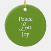 モダンクリスマスエンジェルレッドグリーンホリーリース2024 セラミックオーナメント (裏面)