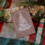 モダンクリスマスツリースケッチアーチ非写真 シーズンカード<br><div class="desc">このクリスマスツリーモダンで休日の応援を広げ描、写真ではないクリスマスカード。このエレガントシンプルなホリデーカードはあなたの季節の挨拶を送るのに最適な方法である。簡単にグリーティングをパーソナライズし、好みに合わせてフォントを編集する。このミニマカスタムリストのクリスマスカー魅力的ドは、この冬の休暇の間に彼らの中にあることをあなたの友人や家族考えに思い出させる方法である。会社のクリスマスカード、小さなビジネスのクリスマスカード、または自分の個人的なクリスマスカードに最適！</div>