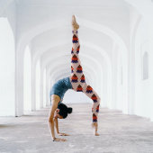 モダンクリスマスツリーリピート – フェスティバルベージュ レギンス