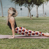 モダンクリスマスツリーリピート – フェスティバルベージュ レギンス