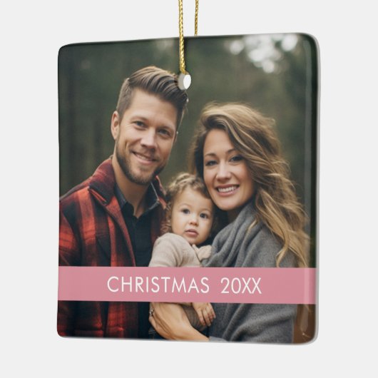 モダンクリスマス – 写真年とピンクストライプ色 セラミックオーナメント (左)