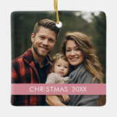 モダンクリスマス – 写真年とピンクストライプ色 セラミックオーナメント (正面)