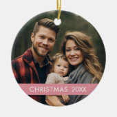 モダンクリスマス – 写真年とピンクストライプ色 セラミックオーナメント (正面)