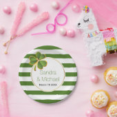 モダンクローバーと緑の白いストライプアイリッシュ結婚ズ ペーパープレート (パーティー)